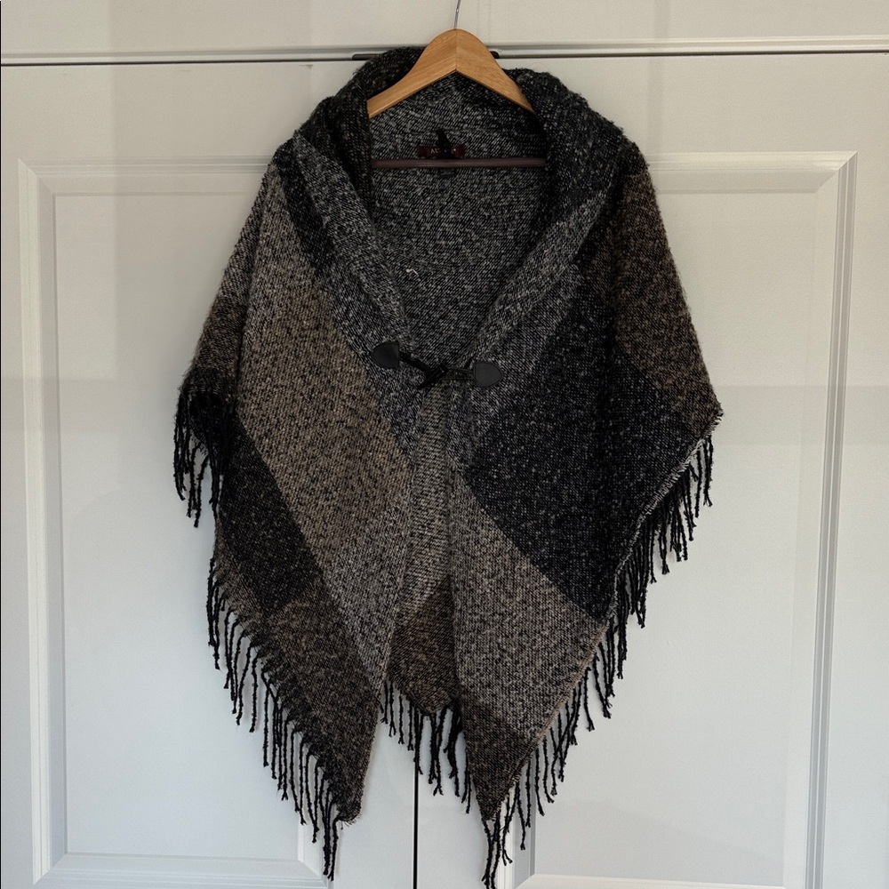 Altare - Cozy Fringe Poncho in Black and Gray